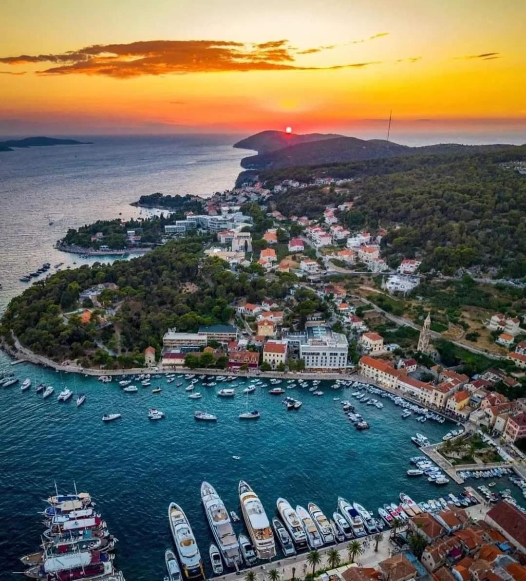Apartments Luci Hvar Town Oda fotoğraf